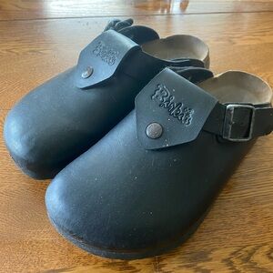 Birkis Women’s size 40 black leather clogs